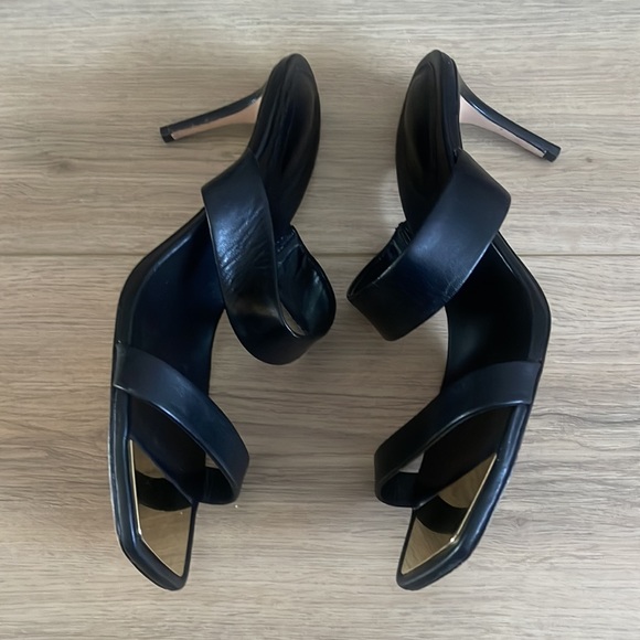 Schutz Aruana Black Heels Leather Sandal Size 10 Gold Accent EUC - Picture 6 of 10